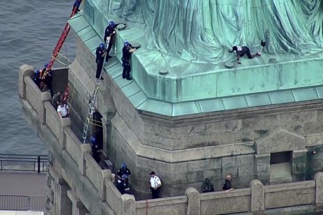 Kobieta wspięła się na Statuę Wolności