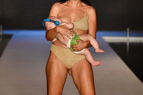 Modelka na wybiegu karmi piersią córeczkę