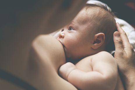 Karmiąc piersią można przekarmić niemowlę