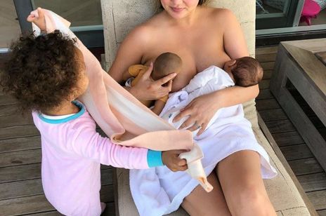 Chrissy Teigen karmi piersią dziecko