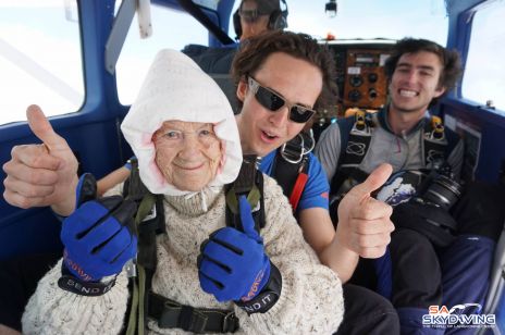 102-latka skoczyła ze spadochronem