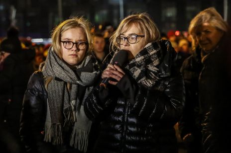Córka Pawła Adamowicza, Antonina Adamowicz i żona - Magdalena Adamowicz podczas przemówienia w Gdańsku