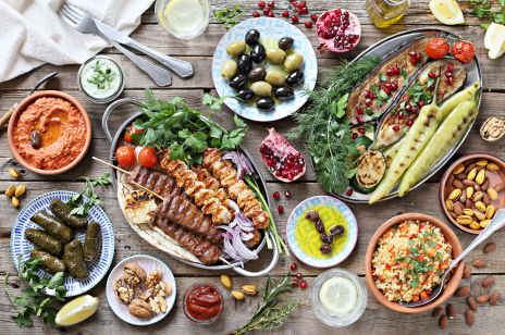 Dieta śródziemnomorska jest uważana za jedną z najsmaczniejszych i najzdrowszych. Nie tylko wspomaga odchudzanie, ale też ma szereg innych korzystnych dla zdrowia aspektów.