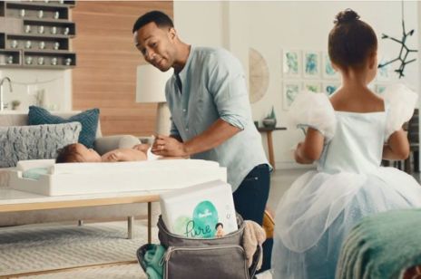 John Legend zmienia pieluchy w reklamie Pampers