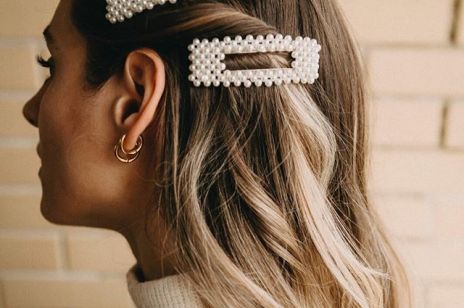 Biżuteria z perłami, spinki z perłami trendy moda wiosna 2019