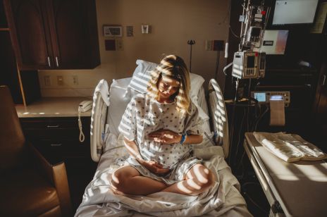 Megan Mattiuzo, która na co dzień zajmuje się fotografią ślubna zdecydowała się  sfotografowała własny poród.