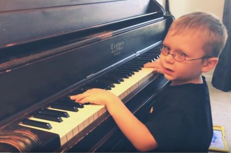 Niewidomy chłopiec zagrał na pianinie "Bohemian Rhapsody"