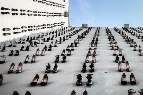 440 par czarnych szpilek symbolizuje 440 zamordowanych kobiet - ofiar przemocy domowej. Przejmująca instalacja na budynkach w Stambule.