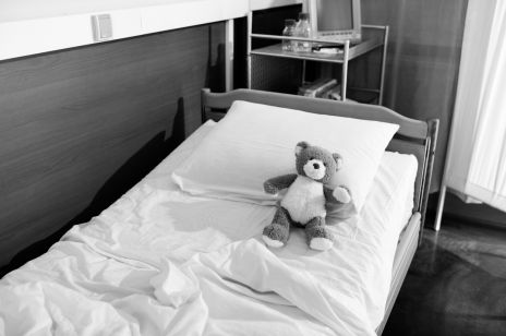 6-letnie dziecko zmarło w szpitalu w Poznaniu: lekarze podejrzewają zakażenie meningokokami