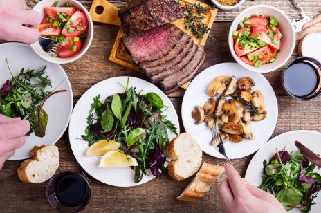 jedzenie wiczorami - jaki ma wpływ na ciało?