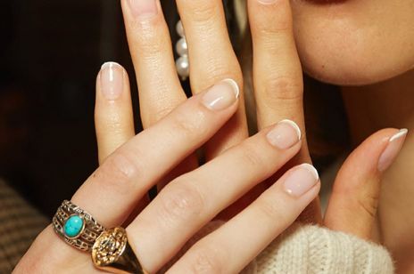 Micro french manicure