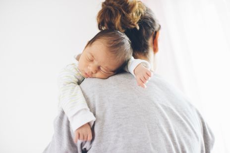 Sen niemowlaka: jak radzić sobie z płtykim snem u dziecka?