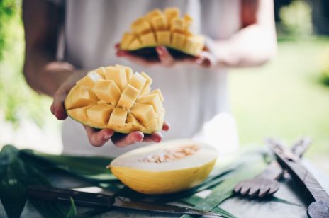 Mango: jak jeść ten rajski owoc? Jakie właściwości posiada mango i w jakich sprawdza się przepisach?