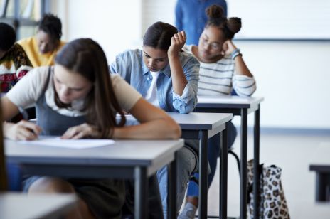 Matura 2020 i egzamin ósmoklasisty: rząd podał nowe terminy. Szkoły i uczelnie zamknięte do 24 maja