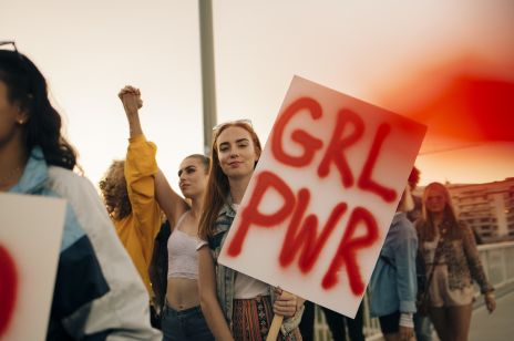 Protesty w Albanii: nastolatki demonstrują po okrutnych gwałtach na gimnazjalistce