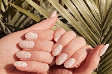 Daisy nails - modne wzory na paznokcie 2020