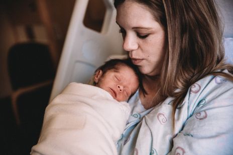 Wysokie kary dla szpitali za oddzielanie matki od dziecka na porodówkach. Ważna decyzja Rzecznika Praw Pacjenta