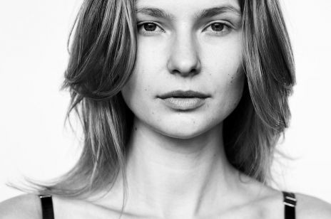 Żona Piotra Adamczyka, aktorka Karolina Szymczak przeszła operację endometriozy: "Kobiety milczą w cierpieniu"