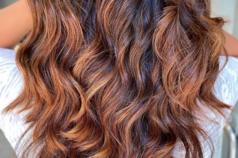 "Terracotta hair" to hit w koloryzacji włosów na 2021. Co to za kolor i komu pasuje?