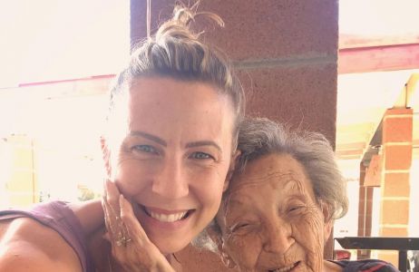 102-letnia prababcia ćwiczy z wnukiem