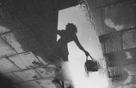 Studentka oblana kwasem na podjeździe swojego domu. Kobieta walczy o życie w szpitalu