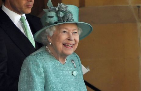 Królowa Elżbieta II zrezygnowała z żałobnego stroju. Kwiecista bluzka, perły i szeroki uśmiech podzieliły Brytyjczyków
