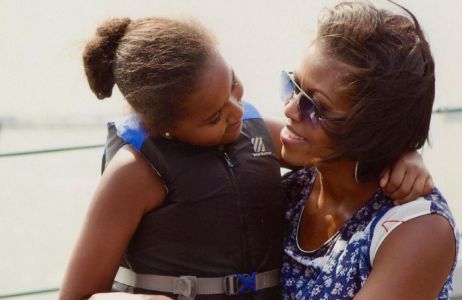 Michelle i Barack Obama wrzucili PRZEPIĘKNE zdjęcia z córką. Saha skończyła 20 lat! "Nie mogłabym być bardziej dumna. Kocham Cię bardzo!”