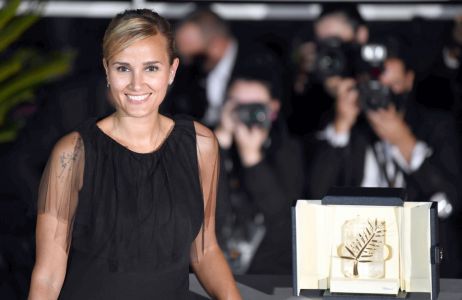 Cannes 2021: "Titane" Julii Ducournau  ze Złotą Palmą. Nagroda drugi raz w historii festiwalu trafiła w ręce kobiety! Nie obyło się bez wpadki