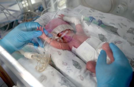 "Najmniejsze dziecko świata" po 13 miesiącach pobytu w szpitalu w końcu może wrócić do domu. Jak teraz wygląda maluch?