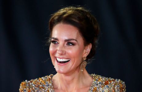 Księżna Kate na premierze nowego Bonda pojawiła się w złotej sukni, o której dziś mówią wszyscy!