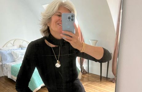 60-letnia Sophie Fontanel: z dumą nosi siwe włosy, pozuje nago i jak nikt inny otwarcie mówi o seksie i pożądaniu