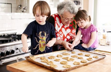 Jak budować dobre relacje z dziadkami? Co robić, gdy dziadkowie za bardzo ingerują w nasze życie? Ekspert odpowiada