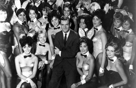 Hugh Hefner i "Króliczki Playboya", 1962