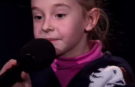 Dziewczynka, która śpiewała w schronie "Mam tę moc" jest już bezpieczna w Polsce. Jak potoczą się jej losy?