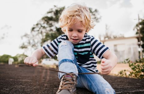 Jak nauczyć dzieci wiązać buty? Instrukcja w kilku krokach