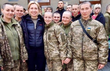 Z niewoli wypuszczono 15 kobiet. Rosjanie ogolili ich głowy na łyso, by ich upokorzyć. „To najodważniejsze kobiety na świecie. Nikt nie może ich poniżyć”
