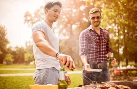 Mięso na grilla: jakie wybrać i które jest najlepsze? Podpowiadamy, jak zorganizować męskie barbecue party