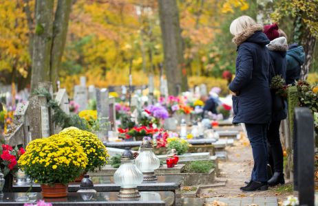 Jakich kwiatów nie kupować na cmentarz? Jeśli te położysz na grobie, ściągniesz na siebie pecha