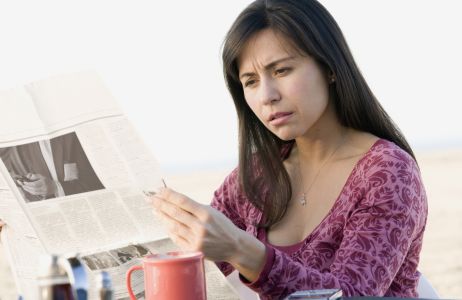 kobieta czytająca gazetę