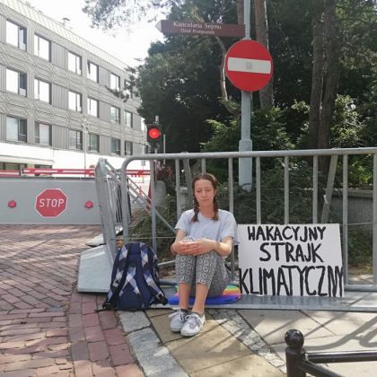 13-latka-protestuje-pod-sejmem-przeciwko-biernosci-politykow-w-sprawie-ochrony-klimatu