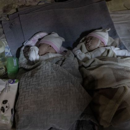 Bliźnięta urodzone w schronie i Kijowie
