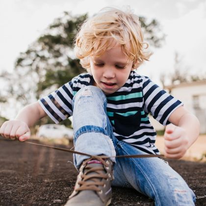 Jak nauczyć dzieci wiązać buty? Instrukcja w kilku krokach