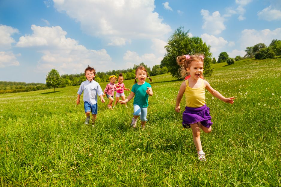 Dzieci biegają po łące