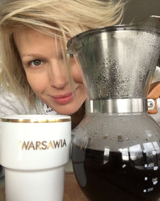 Magda Mołek w ciąży pije kawę