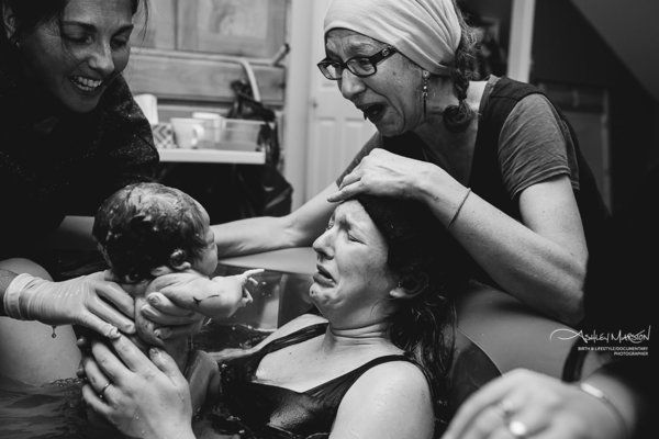 Niezwykłe zdjęcia matek wspierających córki podczas porodu