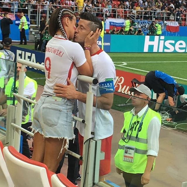 Anna Lewandowska pociesza Roberta po meczu Polska Senegal