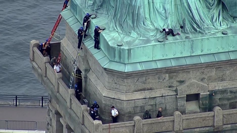 Kobieta wspięła się na Statuę Wolności