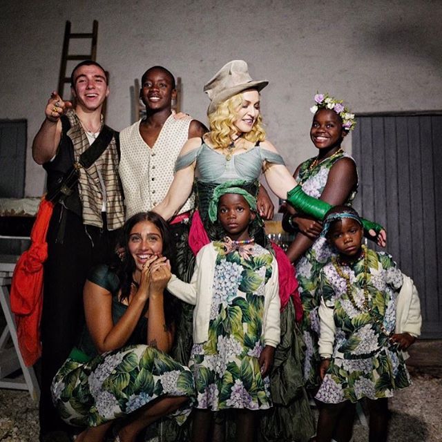 Madonna z dziećmi w dniu swoich urodzin