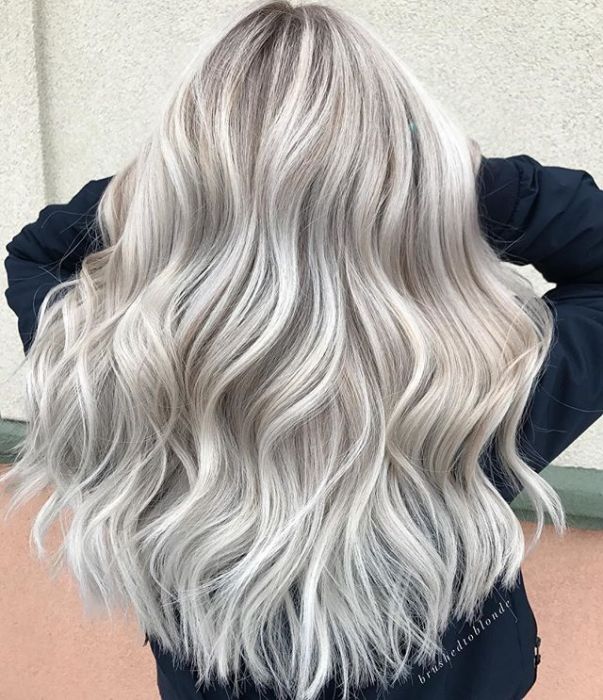 Ash silver hair - modny kolor włosów na wiosnę