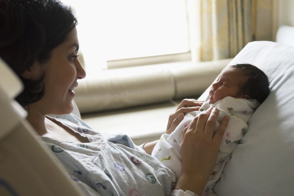 W tym wieku najczęściej kobiety rodzą pierwsze dziecko